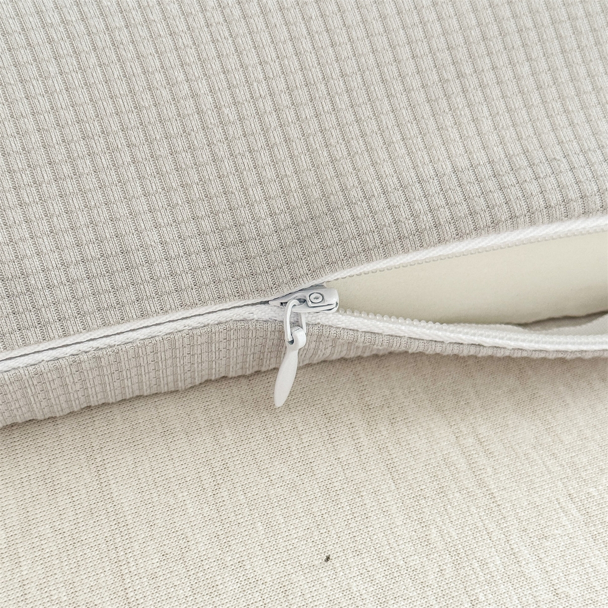 91家纺网 家纺一手货源 找家纺 麦肯锡 2025新款格纹烫画亲肤儿童记忆枕  枕头枕芯 灰色/只