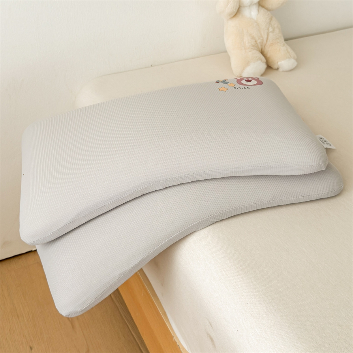 91家纺网 家纺一手货源 找家纺 麦肯锡 2025新款格纹烫画亲肤儿童记忆枕  枕头枕芯 灰色/只