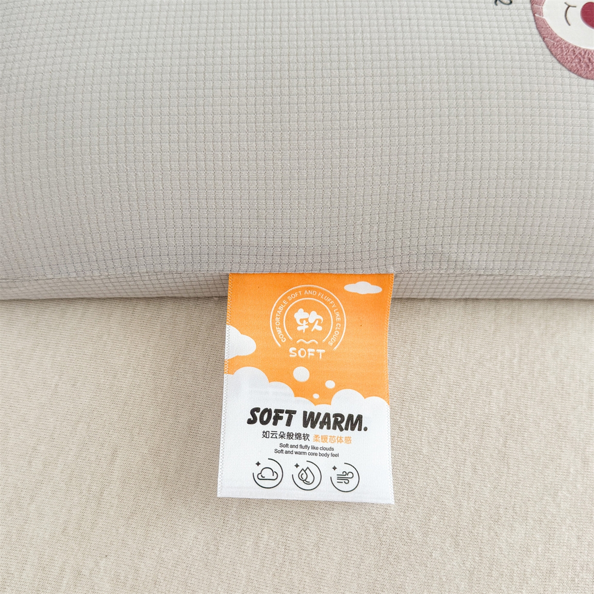 91家纺网 家纺一手货源 找家纺 麦肯锡 2025新款格纹烫画亲肤儿童记忆枕  枕头枕芯 灰色/只