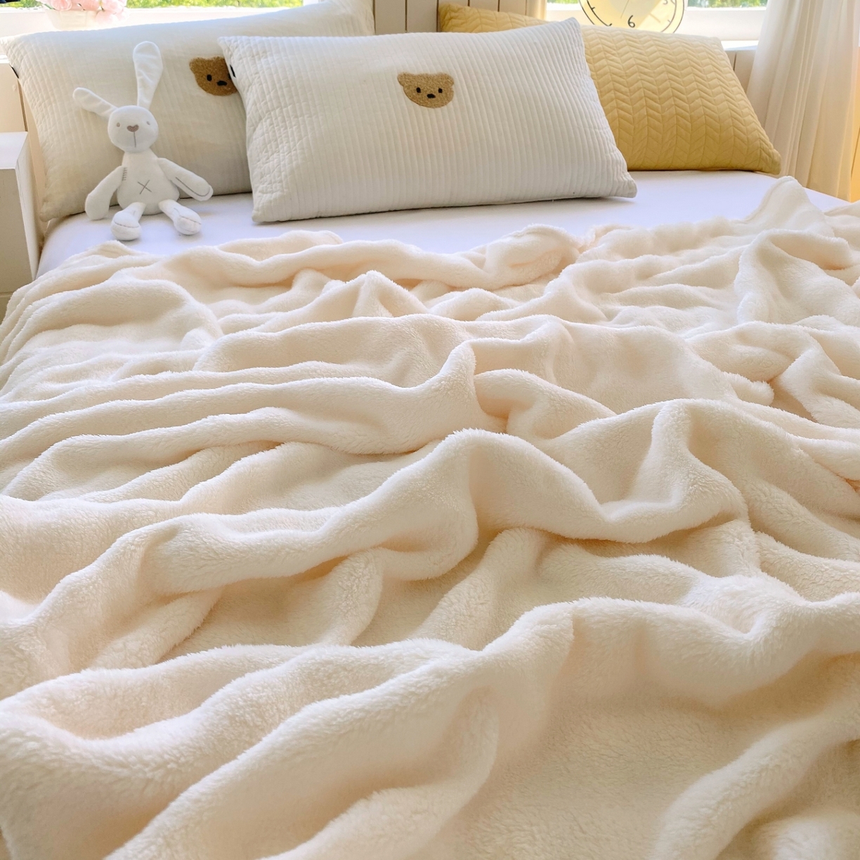 91家纺网 家纺一手货源 找家纺 悦织湾家纺 2025新款双面加厚泡泡绒毛毯印花纯色仿兔毛绒牛奶绒毯子休闲小盖毯沙发办公室午睡毯 奶白