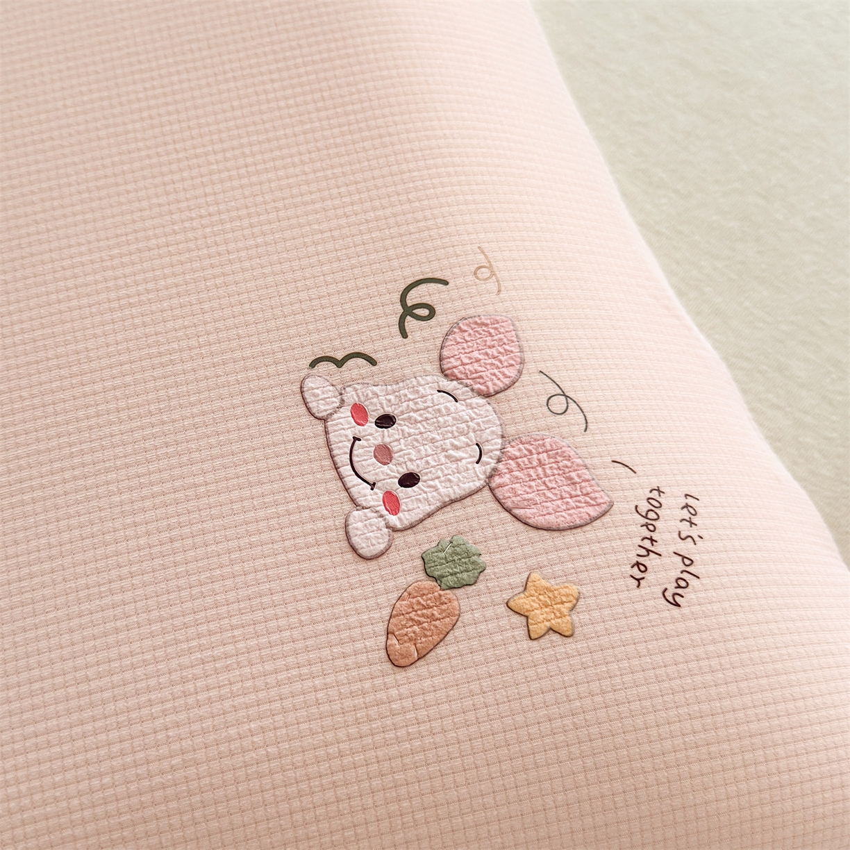 91家纺网 家纺一手货源 找家纺 （总）麦肯锡 2025新款格纹烫画亲肤儿童记忆枕  枕头枕芯