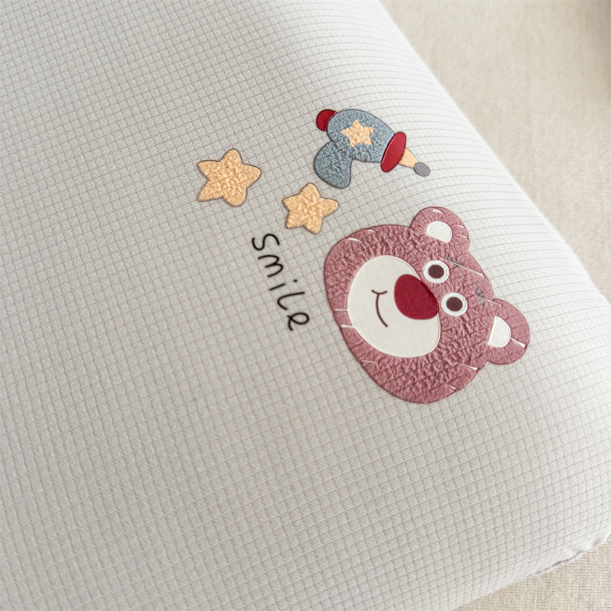 91家纺网 家纺一手货源 找家纺 麦肯锡 2025新款格纹烫画亲肤儿童记忆枕  枕头枕芯 灰色/只