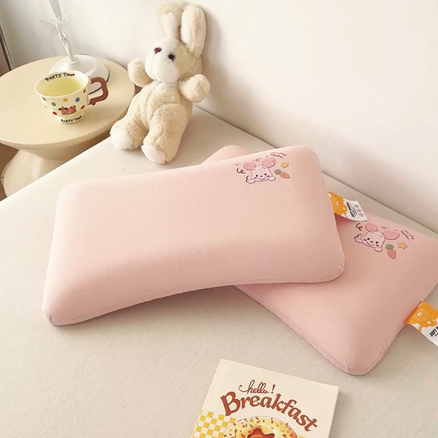 91家纺网 家纺一手货源 找家纺 麦肯锡 2025新款格纹烫画亲肤儿童记忆枕  枕头枕芯 粉色/只