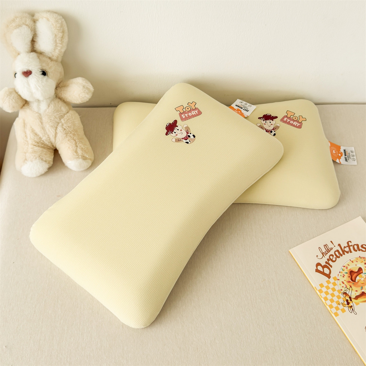 91家纺网 家纺一手货源 找家纺 麦肯锡 2025新款格纹烫画亲肤儿童记忆枕  枕头枕芯 黄色/只