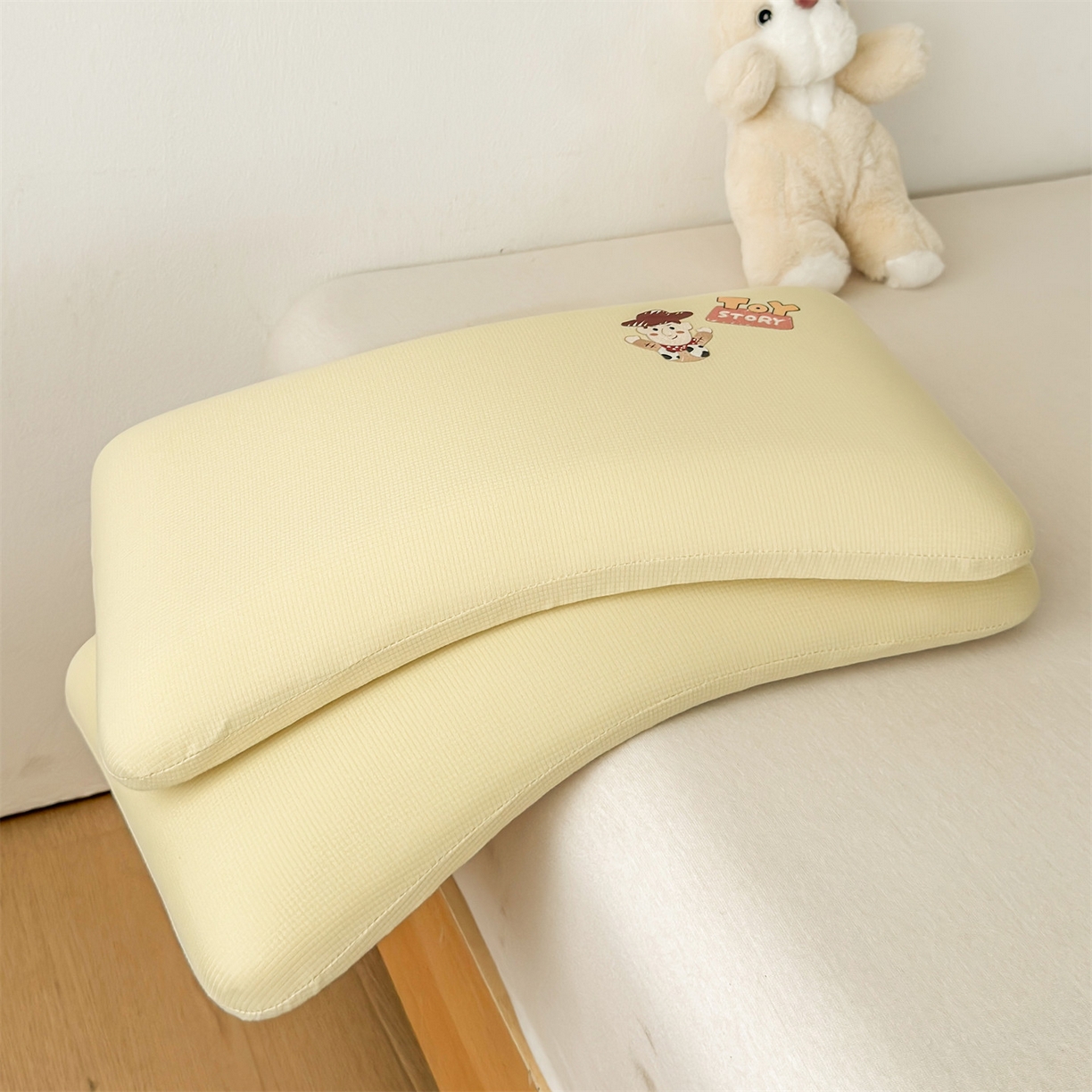 91家纺网 家纺一手货源 找家纺 麦肯锡 2025新款格纹烫画亲肤儿童记忆枕  枕头枕芯 黄色/只