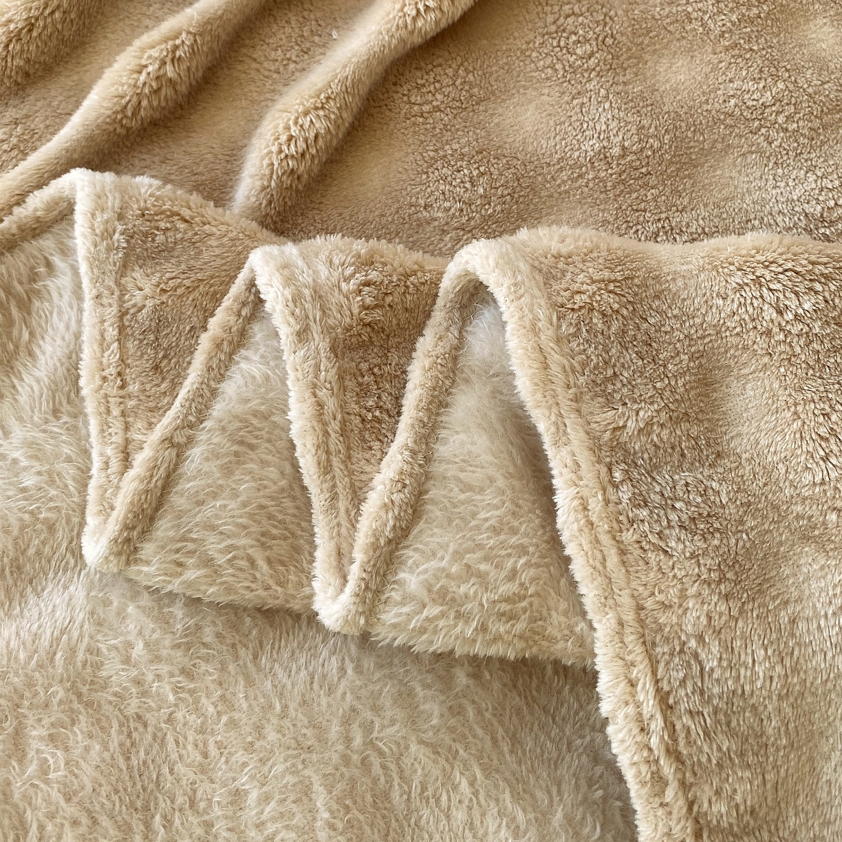 91家纺网 家纺一手货源 找家纺 悦织湾家纺 2025新款双面加厚泡泡绒毛毯印花纯色仿兔毛绒牛奶绒毯子休闲小盖毯沙发办公室午睡毯 香槟色