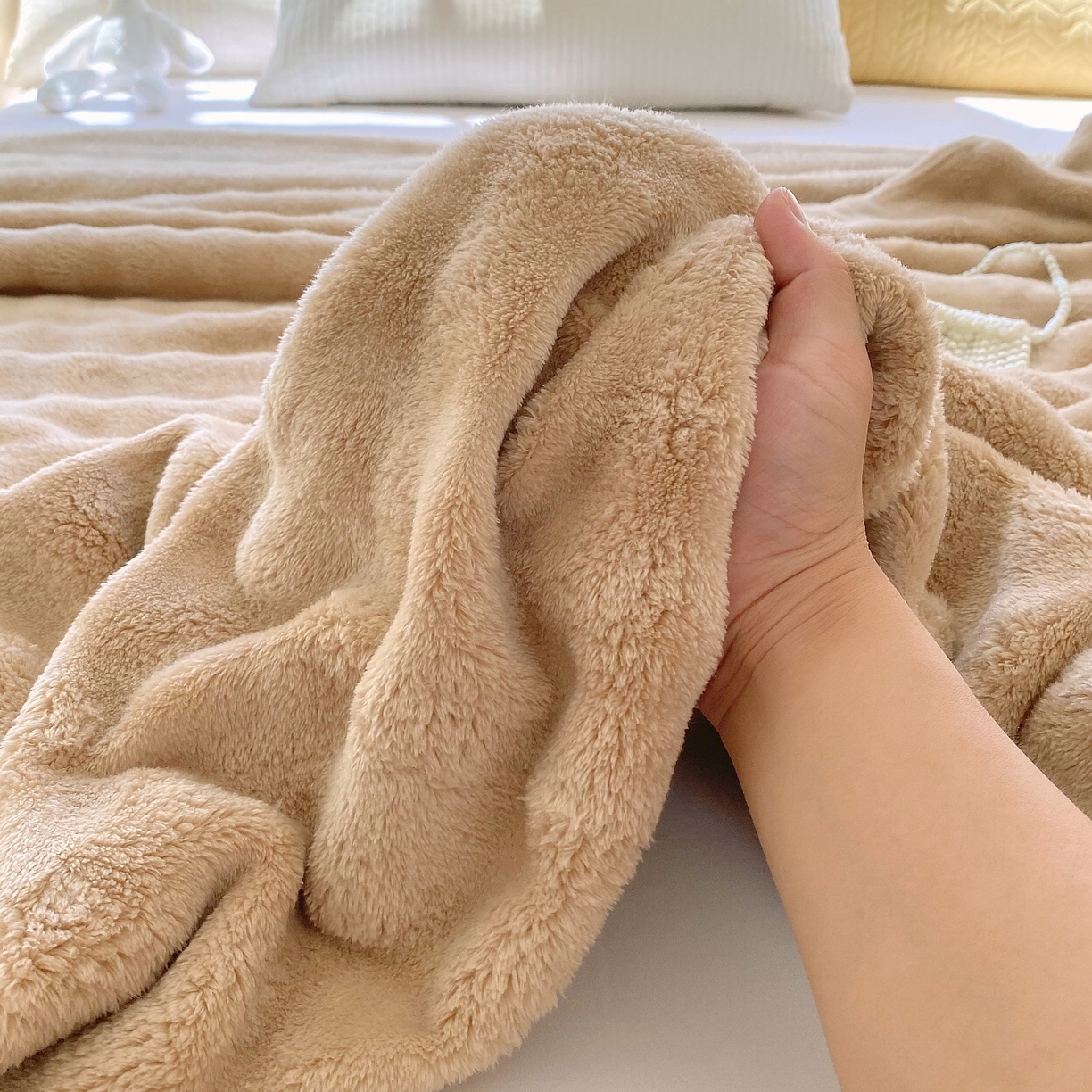 91家纺网 家纺一手货源 找家纺 悦织湾家纺 2025新款双面加厚泡泡绒毛毯印花纯色仿兔毛绒牛奶绒毯子休闲小盖毯沙发办公室午睡毯 香槟色