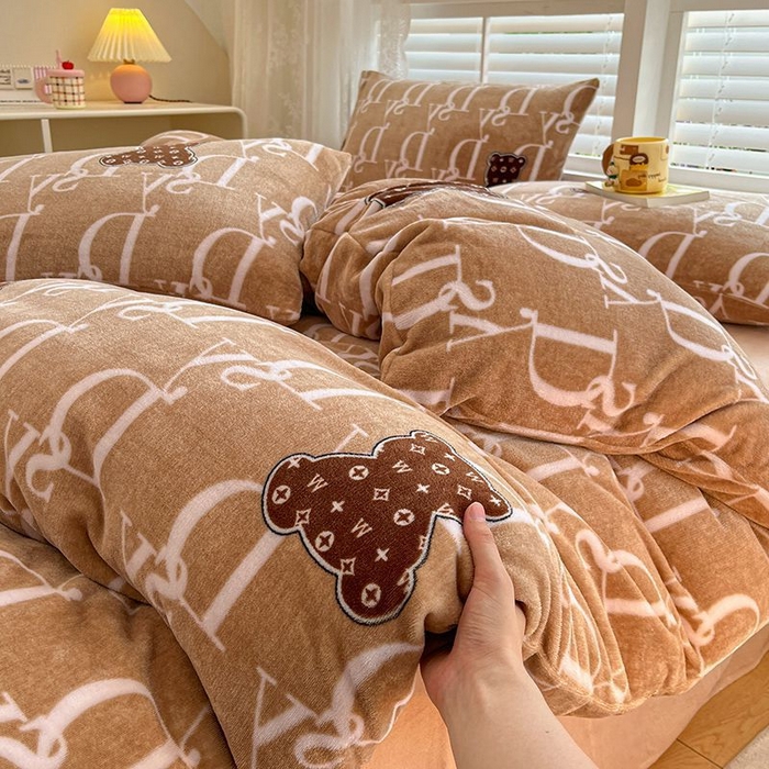 91家纺网 家纺一手货源 找家纺 蓝梦 2025新款加厚保暖牛奶绒印花四件套 潮流熊熊-咖
