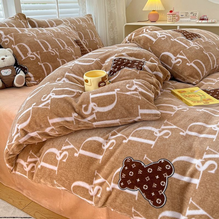 91家纺网 家纺一手货源 找家纺 蓝梦 2025新款加厚保暖牛奶绒印花四件套 潮流熊熊-咖