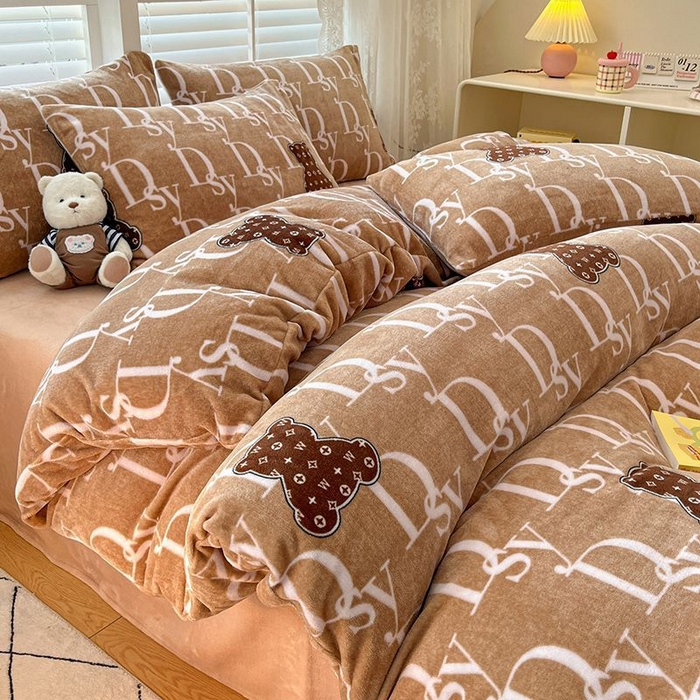 91家纺网 家纺一手货源 找家纺 蓝梦 2025新款加厚保暖牛奶绒印花四件套 潮流熊熊-咖