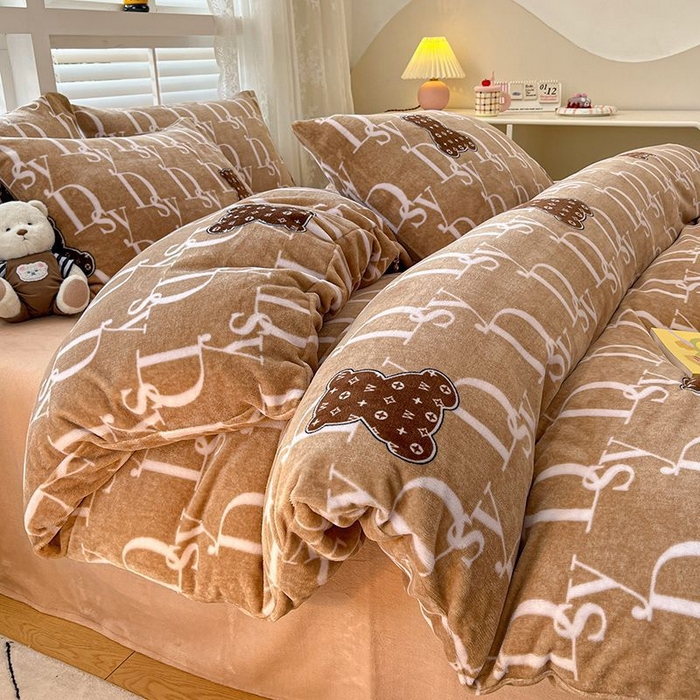 91家纺网 家纺一手货源 找家纺 蓝梦 2025新款加厚保暖牛奶绒印花四件套 潮流熊熊-咖