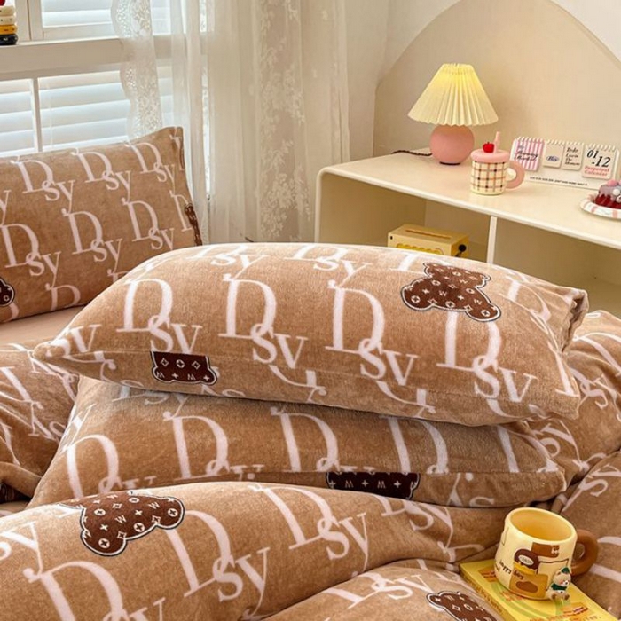 91家纺网 家纺一手货源 找家纺 蓝梦 2025新款加厚保暖牛奶绒印花四件套 潮流熊熊-咖