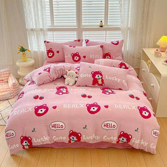 91家纺网 家纺一手货源 找家纺 蓝梦 2025新款加厚保暖牛奶绒印花四件套 草莓熊熊