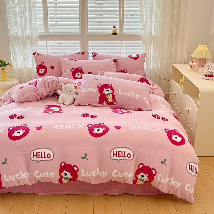 91家纺网 家纺一手货源 找家纺 蓝梦 2025新款加厚保暖牛奶绒印花四件套 草莓熊熊