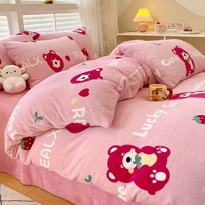 91家纺网 家纺一手货源 找家纺 蓝梦 2025新款加厚保暖牛奶绒印花四件套 草莓熊熊