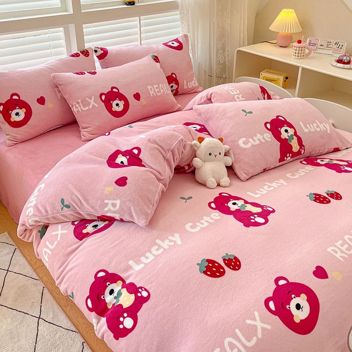 91家纺网 家纺一手货源 找家纺 蓝梦 2025新款加厚保暖牛奶绒印花四件套 草莓熊熊