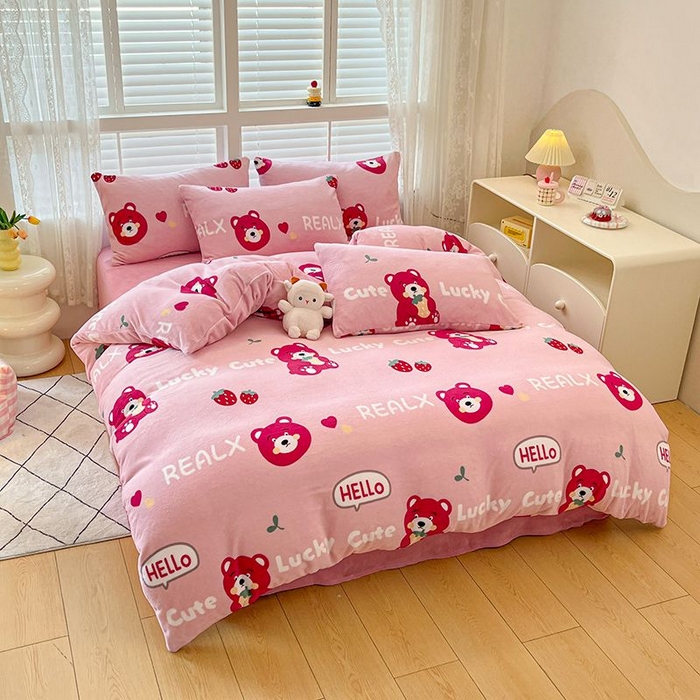 91家纺网 家纺一手货源 找家纺 蓝梦 2025新款加厚保暖牛奶绒印花四件套 草莓熊熊