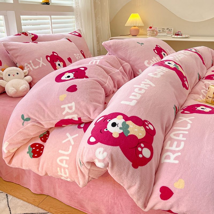 91家纺网 家纺一手货源 找家纺 蓝梦 2025新款加厚保暖牛奶绒印花四件套 草莓熊熊