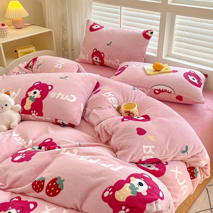 91家纺网 家纺一手货源 找家纺 蓝梦 2025新款加厚保暖牛奶绒印花四件套 草莓熊熊