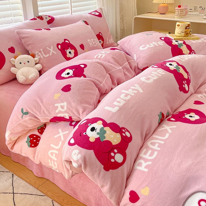 91家纺网 家纺一手货源 找家纺 蓝梦 2025新款加厚保暖牛奶绒印花四件套 草莓熊熊