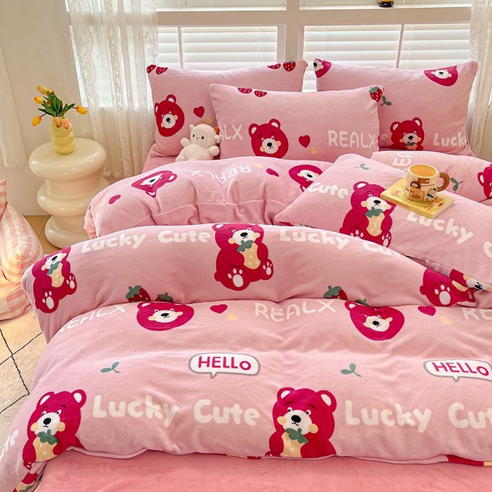 91家纺网 家纺一手货源 找家纺 蓝梦 2025新款加厚保暖牛奶绒印花四件套 草莓熊熊