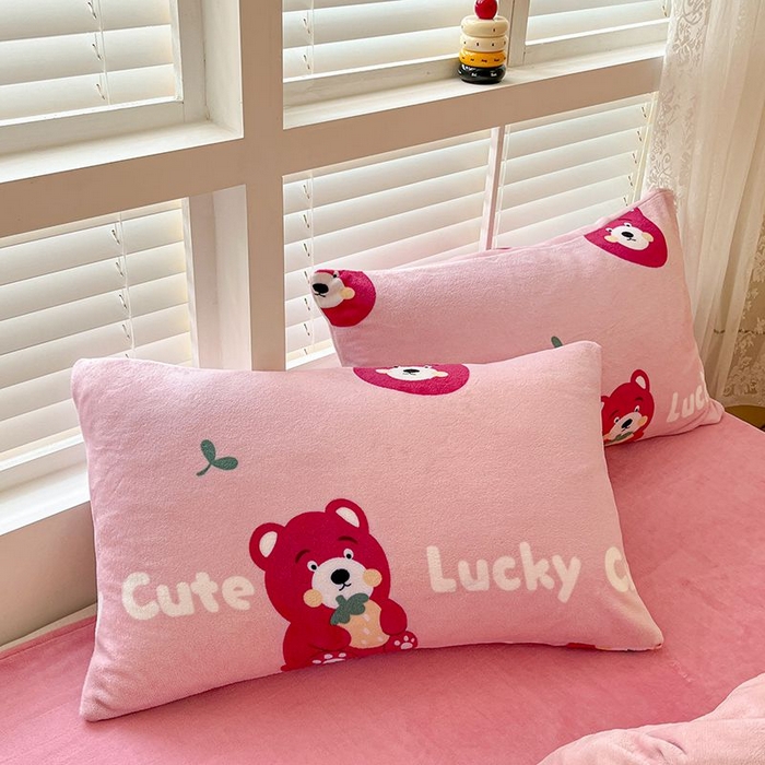 91家纺网 家纺一手货源 找家纺 蓝梦 2025新款加厚保暖牛奶绒印花四件套 草莓熊熊