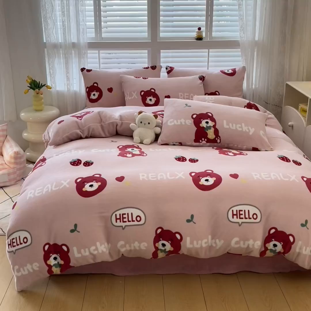 91家纺网 家纺一手货源 找家纺 蓝梦 2025新款加厚保暖牛奶绒印花四件套 草莓熊熊