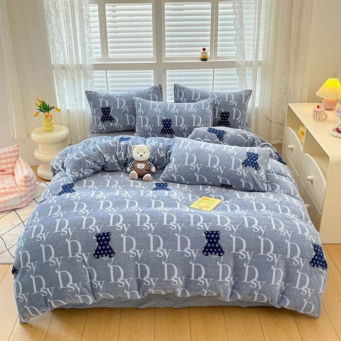 91家纺网 家纺一手货源 找家纺 蓝梦 2025新款加厚保暖牛奶绒印花四件套 潮流熊熊-蓝