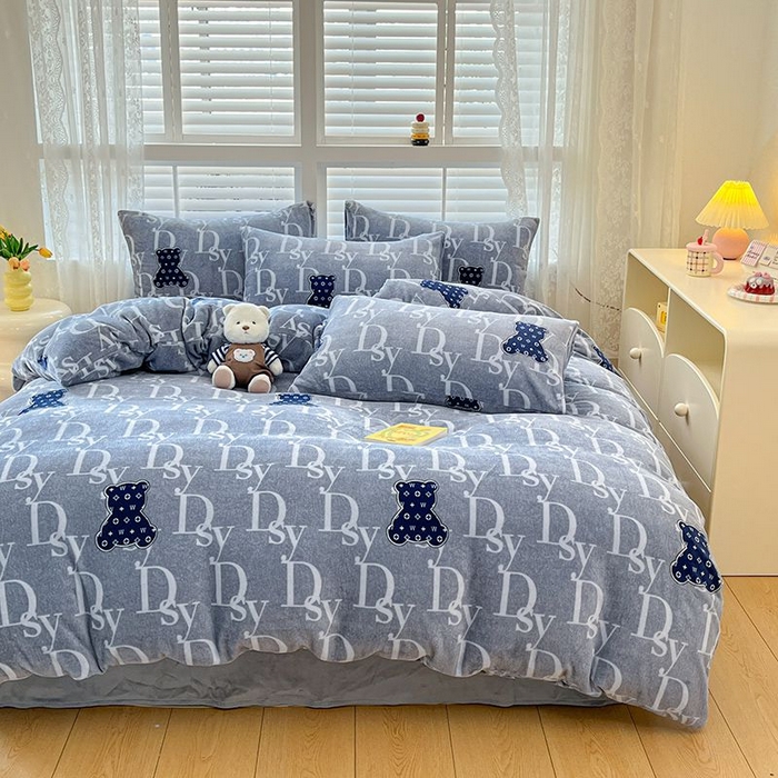 91家纺网 家纺一手货源 找家纺 蓝梦 2025新款加厚保暖牛奶绒印花四件套 潮流熊熊-蓝