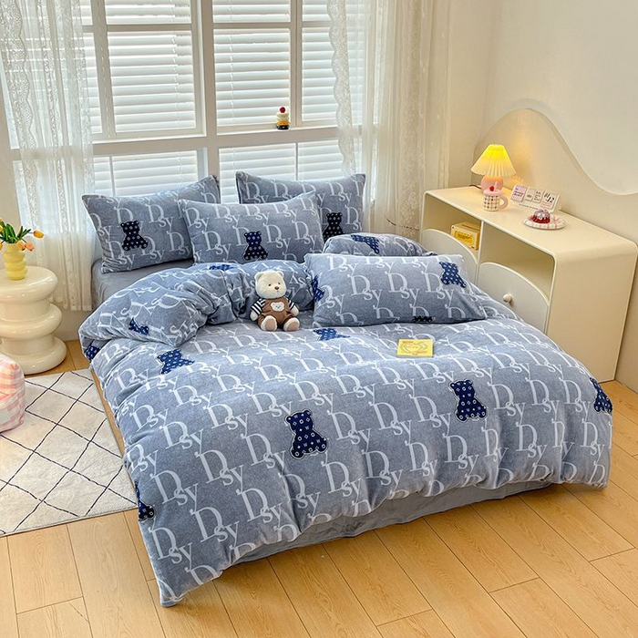 91家纺网 家纺一手货源 找家纺 蓝梦 2025新款加厚保暖牛奶绒印花四件套 潮流熊熊-蓝