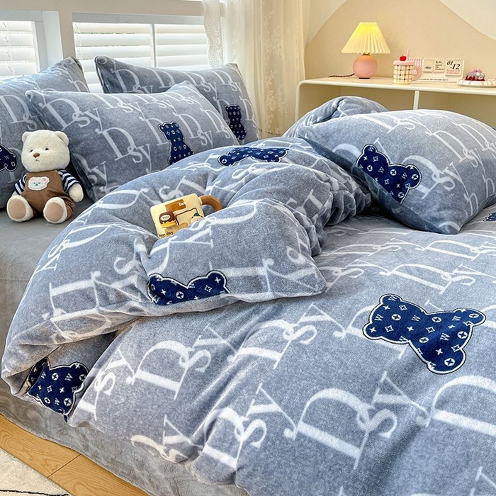 91家纺网 家纺一手货源 找家纺 蓝梦 2025新款加厚保暖牛奶绒印花四件套 潮流熊熊-蓝