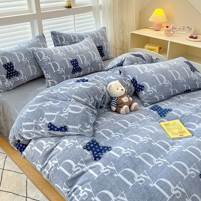 91家纺网 家纺一手货源 找家纺 蓝梦 2025新款加厚保暖牛奶绒印花四件套 潮流熊熊-蓝