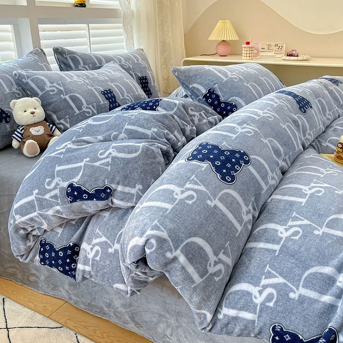 91家纺网 家纺一手货源 找家纺 蓝梦 2025新款加厚保暖牛奶绒印花四件套 潮流熊熊-蓝