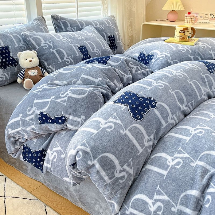 91家纺网 家纺一手货源 找家纺 蓝梦 2025新款加厚保暖牛奶绒印花四件套 潮流熊熊-蓝
