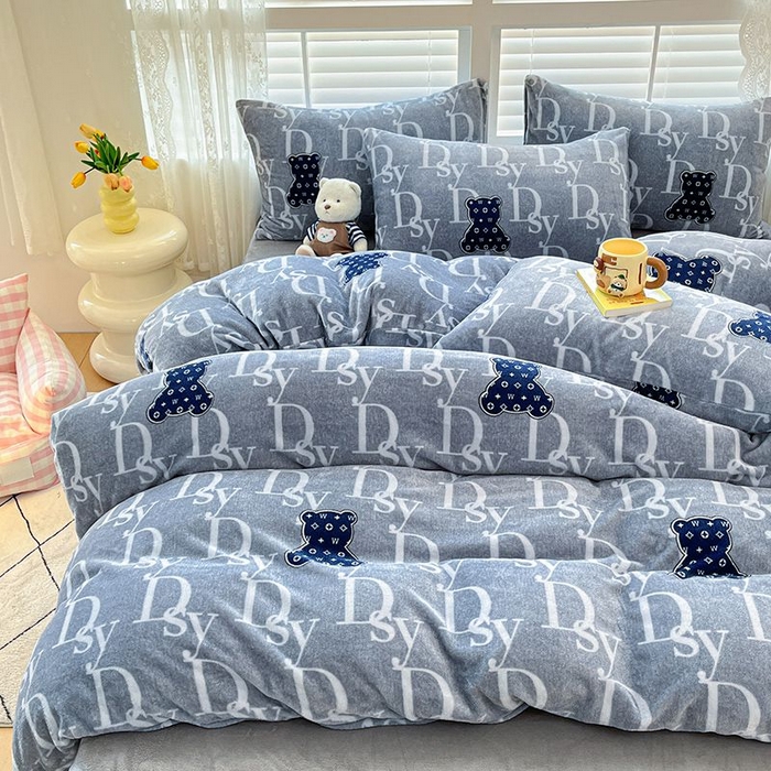 91家纺网 家纺一手货源 找家纺 蓝梦 2025新款加厚保暖牛奶绒印花四件套 潮流熊熊-蓝