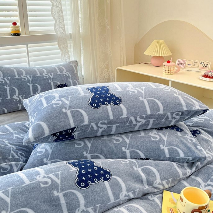 91家纺网 家纺一手货源 找家纺 蓝梦 2025新款加厚保暖牛奶绒印花四件套 潮流熊熊-蓝