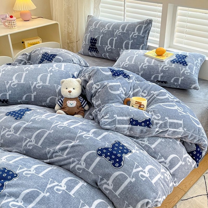 91家纺网 家纺一手货源 找家纺 蓝梦 2025新款加厚保暖牛奶绒印花四件套 潮流熊熊-蓝