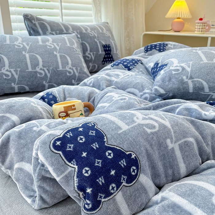 91家纺网 家纺一手货源 找家纺 蓝梦 2025新款加厚保暖牛奶绒印花四件套 潮流熊熊-蓝