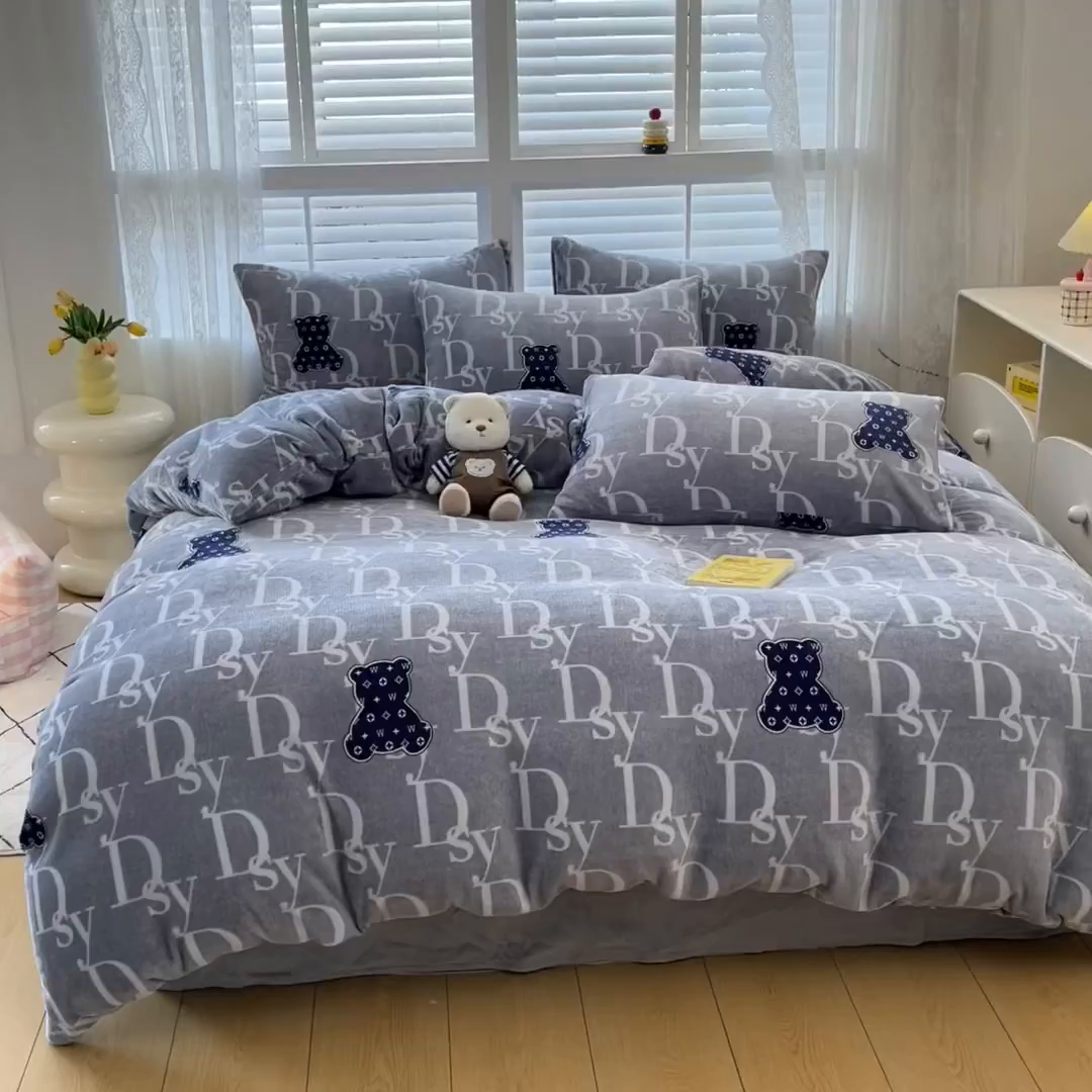91家纺网 家纺一手货源 找家纺 蓝梦 2025新款加厚保暖牛奶绒印花四件套 潮流熊熊-蓝