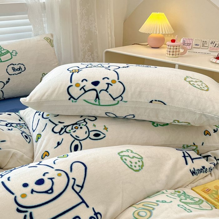 91家纺网 家纺一手货源 找家纺 蓝梦 2025新款加厚保暖牛奶绒印花四件套 熊宝乐园