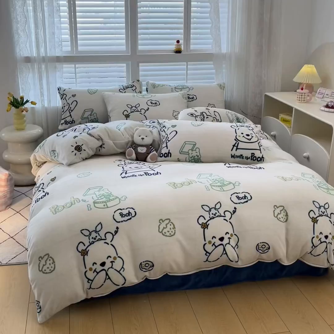 91家纺网 家纺一手货源 找家纺 蓝梦 2025新款加厚保暖牛奶绒印花四件套 熊宝乐园