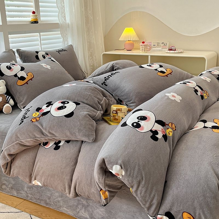 91家纺网 家纺一手货源 找家纺 蓝梦 2025新款加厚保暖牛奶绒印花四件套 熊猫乐园-灰