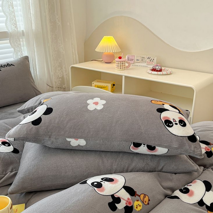 91家纺网 家纺一手货源 找家纺 蓝梦 2025新款加厚保暖牛奶绒印花四件套 熊猫乐园-灰