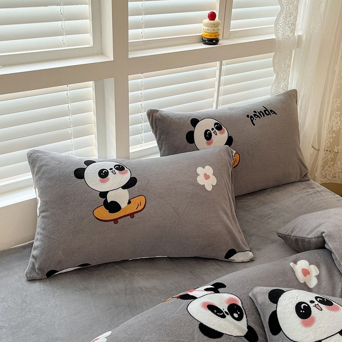 91家纺网 家纺一手货源 找家纺 蓝梦 2025新款加厚保暖牛奶绒印花四件套 熊猫乐园-灰