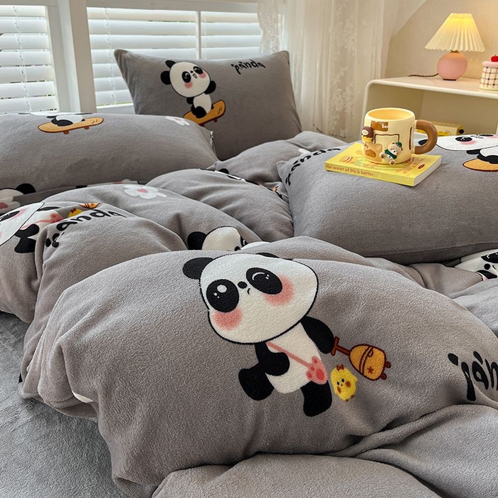 91家纺网 家纺一手货源 找家纺 蓝梦 2025新款加厚保暖牛奶绒印花四件套 熊猫乐园-灰