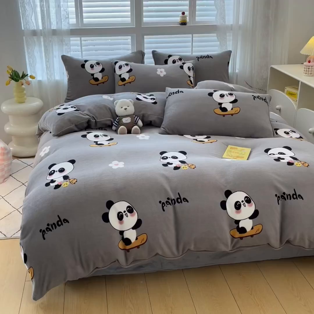 91家纺网 家纺一手货源 找家纺 蓝梦 2025新款加厚保暖牛奶绒印花四件套 熊猫乐园-灰
