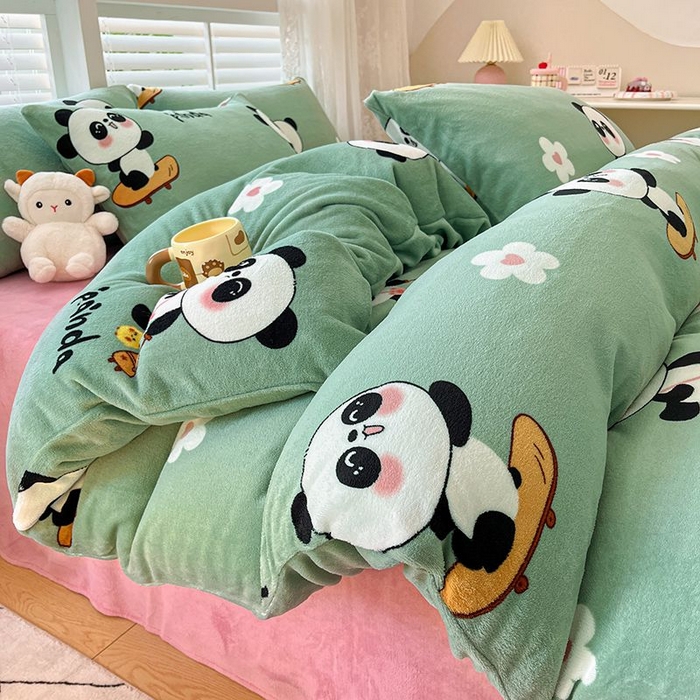 91家纺网 家纺一手货源 找家纺 蓝梦 2025新款加厚保暖牛奶绒印花四件套 熊猫乐园-绿