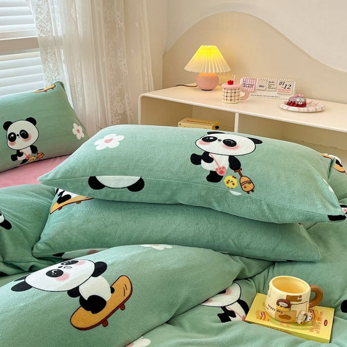 91家纺网 家纺一手货源 找家纺 蓝梦 2025新款加厚保暖牛奶绒印花四件套 熊猫乐园-绿