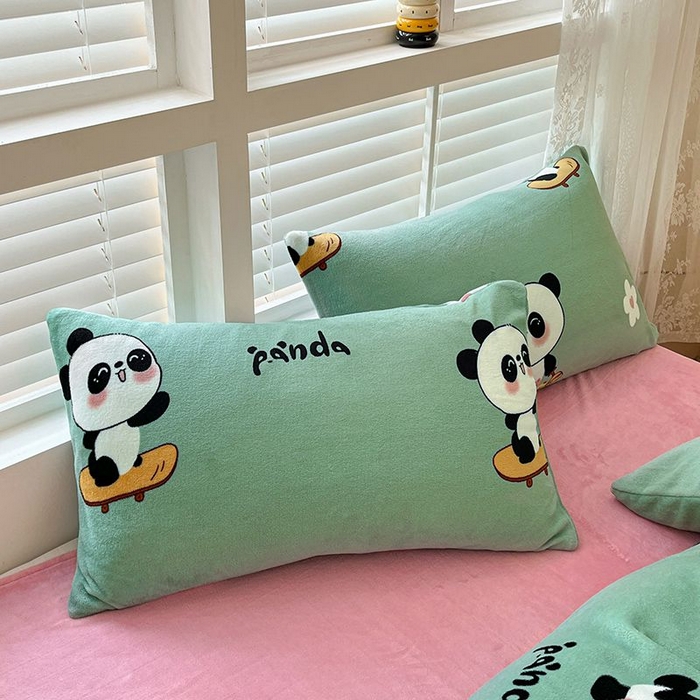 91家纺网 家纺一手货源 找家纺 蓝梦 2025新款加厚保暖牛奶绒印花四件套 熊猫乐园-绿