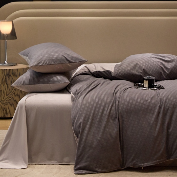 91家纺网 家纺一手货源 找家纺 金奇达家纺 2025新款【简色生活】热压纹-羽零™空气拉绒四件套（会员减20元）标准号全网控价（折后券后）不低于159元 简色生活-极光银灰